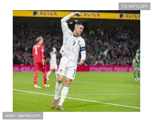 即时战报：莱切球员肘击对手，经VAR回看后被主裁直接出示红牌罚下